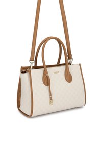 Τσάντα σε μπεζ με σχέδια, με καφέ δερμάτινες λαβές, λεπτομέρειες και αποσπώμενο ιμάντα ώμου, διακοσμημένη με μικρό χρυσό γούρι και λογότυπο.