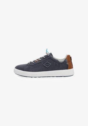 Casual lage sneaker met donkergrijze stoffen bovenkant, witte zool, bruine hielpatch, grijze veters en een blauwe gebrande trekstrook op een witte achtergrond.