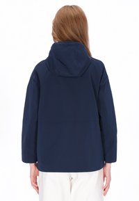 Granatowa kurtka z kapturem o luźnym kroju, wykonana z gładkiego materiału, z długimi rękawami, pokazana od tyłu.