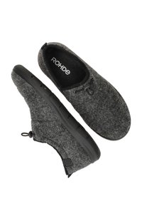 Grijze gevilte slippers met zwarte rubberen zolen, ronde neus, verstelbare trekkoordsluiting en zachte binnenvoering met de merknaam "ROHDE."