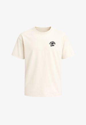 Off-white kurzärmeliges T-Shirt mit Rundhalsausschnitt und kleinem schwarzen Schriftzug „Two Beers Only Club“ auf der linken Brust.