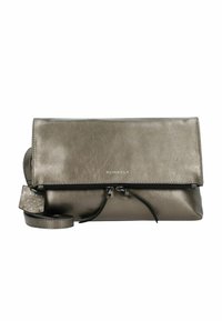 Borsa a tracolla in pelle grigia metallizzata con patta pieghevole, chiusura con zip e tracolla regolabile. Presenta un’etichetta con logo e un design elegante.