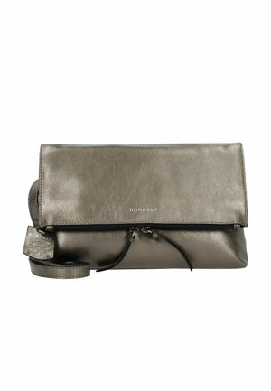 Borsa a tracolla in pelle grigia metallizzata con patta pieghevole, chiusura con zip e tracolla regolabile. Presenta un’etichetta con logo e un design elegante.