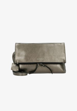 Bolso cruzado de cuero gris metálico con solapa plegable, cierre de cremallera y correa ajustable. Presenta una etiqueta de logo y un diseño elegante.