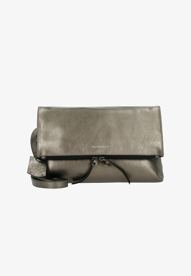 Borsa a tracolla in pelle grigia metallizzata con patta pieghevole, chiusura con zip e tracolla regolabile. Presenta un’etichetta con logo e un design elegante.