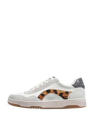 Zapatilla blanca con detalles en ante gris y una franja lateral de estampado de leopardo. Presenta un talón texturizado en negro y una suela de goma. Diseño tradicional de cordones.