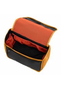 Bolsa con cremallera en negro y naranja, con un bolsillo de malla y un interior forrado de tela. Presenta costuras y una textura suave y resistente.