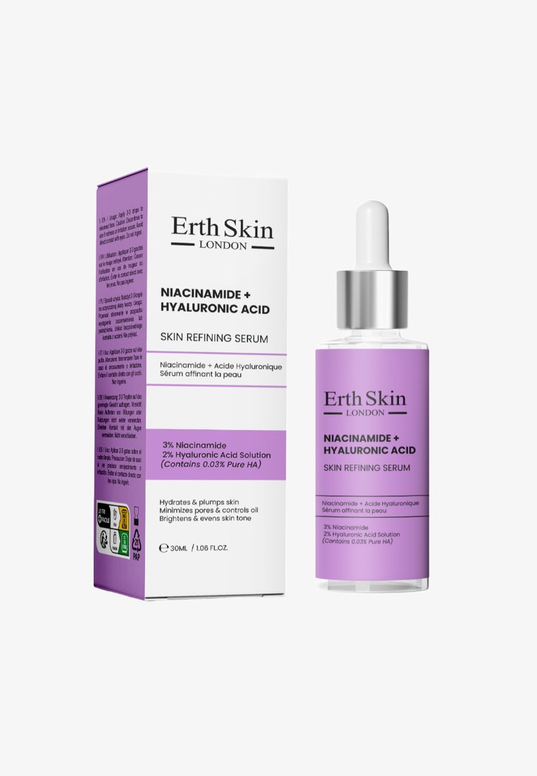 Serum Erth Skin z niacynamidem i kwasem hialuronowym w przezroczystej szklanej butelce z kroplomierzem. Opakowanie jest w kolorze fioletowym z białym tekstem, o pojemności 30 ml.