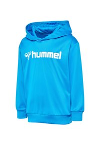 Blauer Pullover-Hoodie aus glattem Material mit großem weißen "hummel"-Logo auf der Brust und einer geräumigen Kapuze.