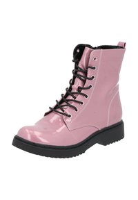 Bota de combate de charol rosa con ojetes y cordones negros, punta redonda y suela de goma negra texturizada. Cuenta con una tira en la parte posterior para facilitar la colocación.