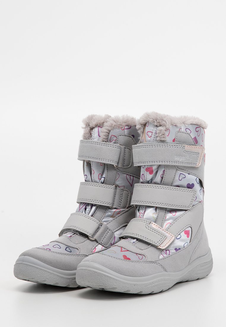Graue isolierte Stiefel mit Fellbesatz, ausgestattet mit einem glänzenden Innenmaterial mit Herzmustern, doppelten Klettverschlussriemen und einer strukturierten Sohle.