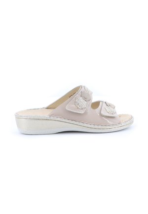 Sandalo beige aperto davanti con due cinturini regolabili a strappo e suola leggermente rialzata, ideale per un look casual.