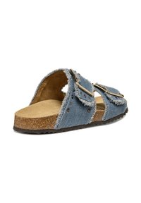 Sandalias deslizantes de denim con dos correas abrochadas, bordes deshilachados y una plantilla de corcho. Tejido azul texturizado, forro interior beige y suela de goma.