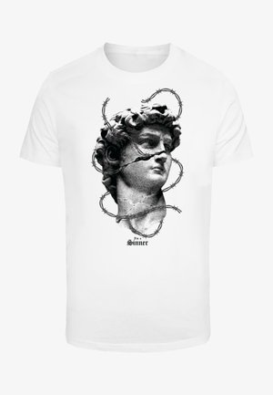 Fehér rövid ujjú póló, amelyen egy repedt márvány mellszobor grafika található, amit dróttal kerítettek körül, alatta pedig a "Bűnös vagyok" felirat olvasható.