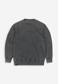 Grijze pull-over sweatshirt met een ronde hals, ribgebreide manchetten en onderkant, en een gestructureerde afwerking. Beschikt over een logosticker aan de linksonderkant.
