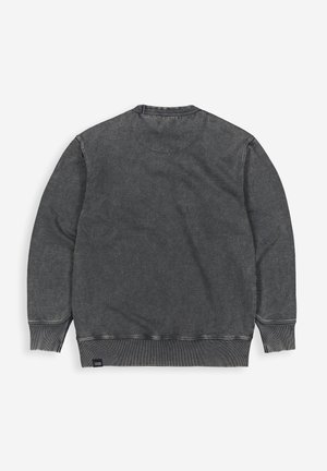 Grijze pull-over sweatshirt met een ronde hals, ribgebreide manchetten en onderkant, en een gestructureerde afwerking. Beschikt over een logosticker aan de linksonderkant.