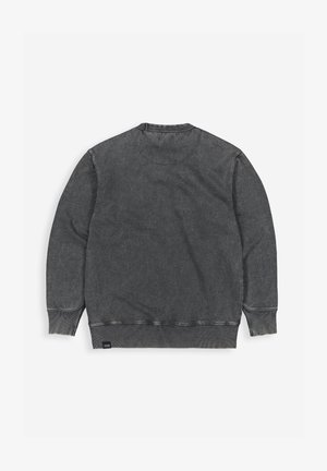 Grijze pull-over sweatshirt met een ronde hals, ribgebreide manchetten en onderkant, en een gestructureerde afwerking. Beschikt over een logosticker aan de linksonderkant.
