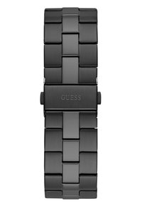 Sort rustfrit stål ur med et link-armbånd design. Har en børstet overflade og indgraveret "GUESS" logo på spænden.