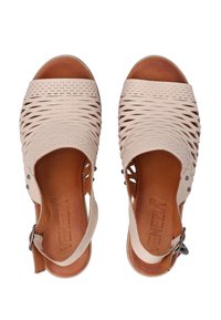 Tinted open-toe sandalen met een geweven beige leren bovenkant, verstelbare enkelband en leren binnenzool. Bevat kleine metallic accenten.