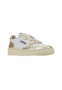 Sneaker bianco con accenti metallici dorati, parte superiore in pelle texturizzata e sintetica, punta rotonda, lacci piatti e suola in gomma con un motivo.