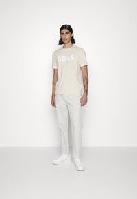 BOSS THINKING - Apdrukāts T-krekls - open beige