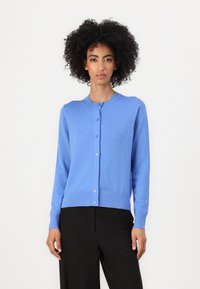 Cardigã azul feito de um tecido de malha macia, com decote redondo, mangas longas e fecho frontal com botões combinando.