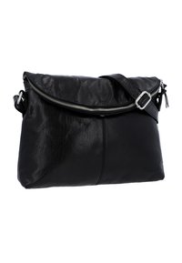 Bolso de mano de cuero negro con solapa plegable, acento de cremallera plateada, correa ajustable y textura suave. Diseño minimalista con detalles de costura.