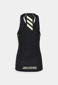Débardeur de sport noir à dos nageur avec accents verts néon, trois bandes réfléchissantes sur le haut du dos et inscription "ADIZERO" en bas.