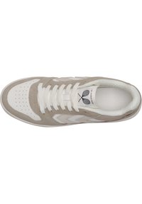 Hellgraue und weiße Sportschuhe aus Wildleder und Leder, mit durchbrochener Zehenpartie, Schnürdesign und strukturiertem Sohlen.