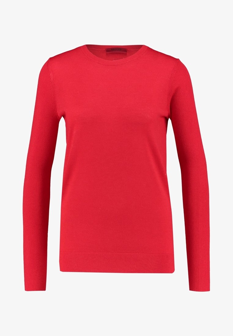 Pull rouge à manches longues col rond, manches et bas côtelés, texture tricotée unie, coupe cintrée.