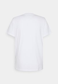 Vit t-shirt med korta ärmar, rund hals och slät yta, med rak passform utan synliga logotyper eller mönster.