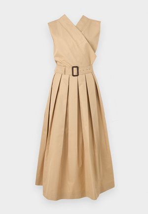 Μπεζ midi φόρεμα χωρίς μανίκια με κρουαζέ V-λαιμόκοψη, πιετέ φούστα και ταιριαστή ζώνη με ορθογώνια σκούρα αγκράφα.