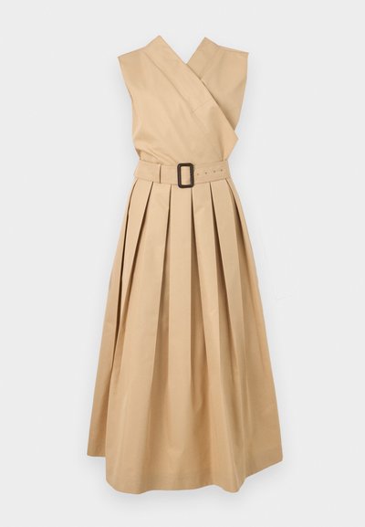 Abito midi beige senza maniche con scollo a V incrociato, gonna plissettata e cintura coordinata con fibbia rettangolare scura.