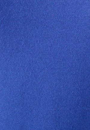 Tejido de punto de un vibrante color azul, con un patrón texturizado fino y un ribete constante en toda su superficie. Sin detalles o acentos adicionales.