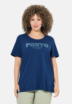 Camiseta azul marino, de manga corta, cuello redondo, con gráfico "PORTO Portugal" en azul claro. Tejido suave con un corte holgado.