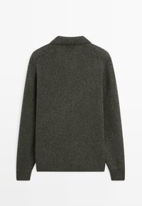 Dunkelgrauer Wollpullover mit langen Ärmeln und geripptem Saum, von hinten vor einem schlichten weißen Hintergrund gezeigt.