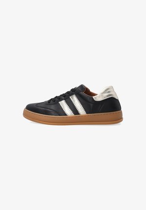 Sneakers en cuir noir avec des accents argentés, trois bandes blanches texturées et une semelle en caoutchouc marron. Bout arrondi et design à lacets.