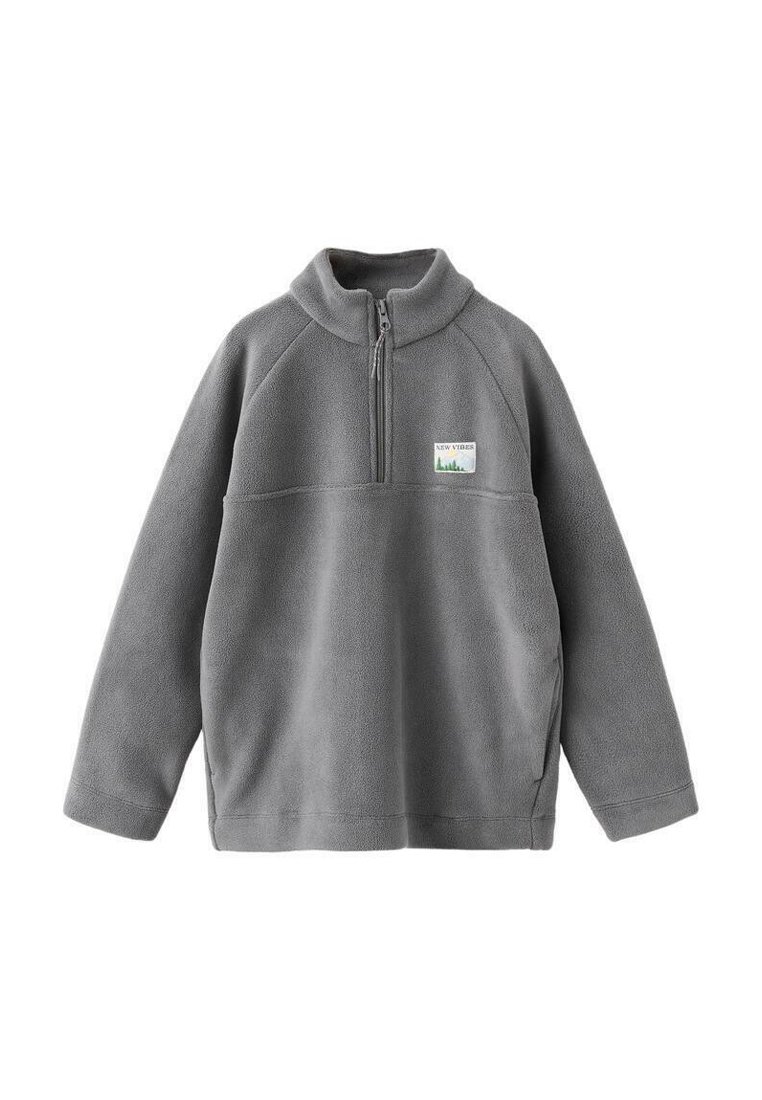 Szary polarowy sweter z zamkiem błyskawicznym na ćwierć wysokości, rękawami raglanowymi, bocznymi kieszeniami i małą naszywką z logo "New Vibes". Miękka tekstura.