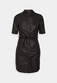 Czarna sukienka koszulowa z krótkim rękawem, wykonana z gładkiego materiału, z przyszywanymi guzikami z przodu, kołnierzykiem oraz wiązaniem w talii.
