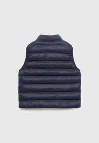 Námornícky puffer vest s horizontálne prešívanými sekciami, stojatým golierom a bezrukávovým dizajnom. Vyrobený z ľahkého, lesklého materiálu.