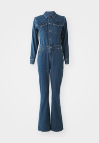 Combinaison en denim bleu foncé avec des manches longues, un col pointu, deux poches poitrine et des manches évasées, présentant une taille ajustée et une fermeture à boutons.