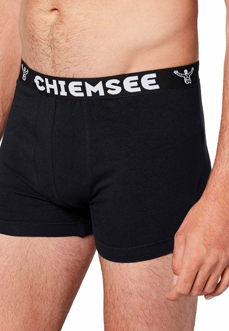 Boxer in cotone neri, con un'ampia cintura elastica che riporta la scritta "CHIEMSEE" in lettere bianche e un design liscio e aderente.