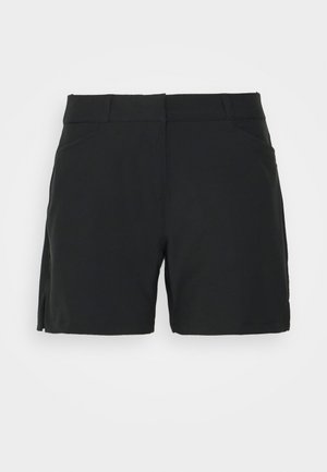 Czarne krótkie spodenki o średniej długości z szlufkami na pasek, bocznymi rozcięciami i prostym wzorem, przedstawione na białym tle.