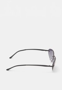 Sunglasses med en slank, mörkgrå lins, tunn svart metallram och klara nässkydd. Har smala bågar med en lätt böj i ändarna.