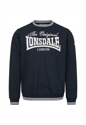 Sininen collegepaita, joka on valmistettu puuvillasta ja jossa on suuri valkoinen "Lonsdale London" -grafiikkalogo, ribbauskaulus ja raidalliset hihat.