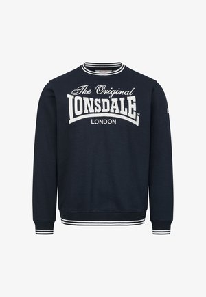 Mørkeblå sweatshirt lavet af bomuld med et stort hvidt "Lonsdale London" grafiklogo, ribbet krave og stripede manchetter.