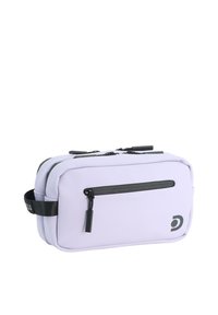 Bolsa rectangular de lavanda hecha de material suave, con un bolsillo delantero con cremallera y herrajes en negro, además de un logo. Contiene dos compartimentos con cremalleras.