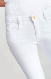 Los jeans de mezclilla blanca cuentan con un diseño ajustado, estilo de cinco bolsillos y un pequeño parche con el logo en el bolsillo frontal. La tela presenta una textura suave.