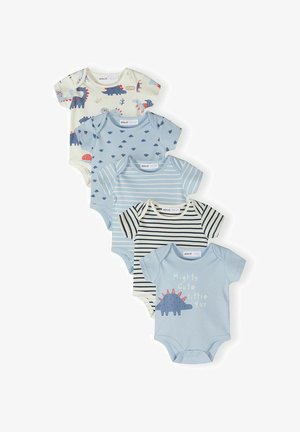 Cinci body-uri cu mânecă scurtă pentru bebeluși, în nuanțe de albastru și crem, cu imprimeuri cu dinozauri, dungi și textul "Mighty Cute Little Guy" pe unul dintre ele.