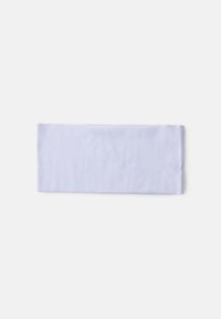 Lys lilla rektangulær tørklæde lavet af blødt stof, med en glat tekstur og færdige kanter. Måler cirka 60x20 cm.